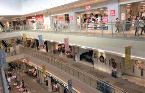 苗穂駅に近いアリオ札幌の店内でユニクロを中心に１階から３階までが映った写真